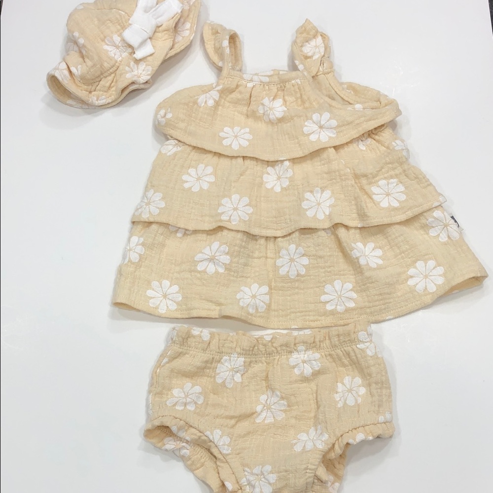 Rabbit + Bear Infant 3–6 Months 3-Piece Outfit Set – Cream & White Floral Print